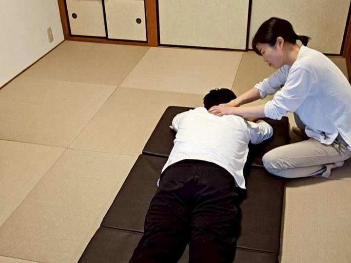 和室での出張施術の様子