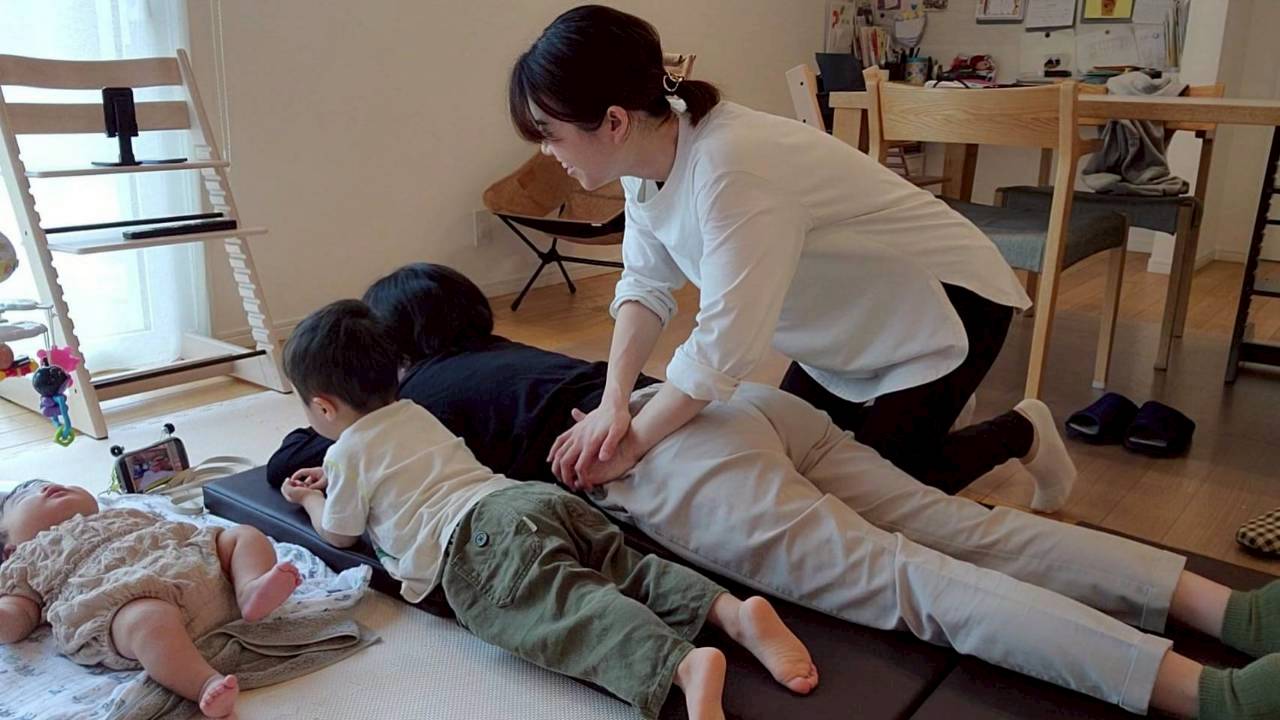和室でのマット施術の様子